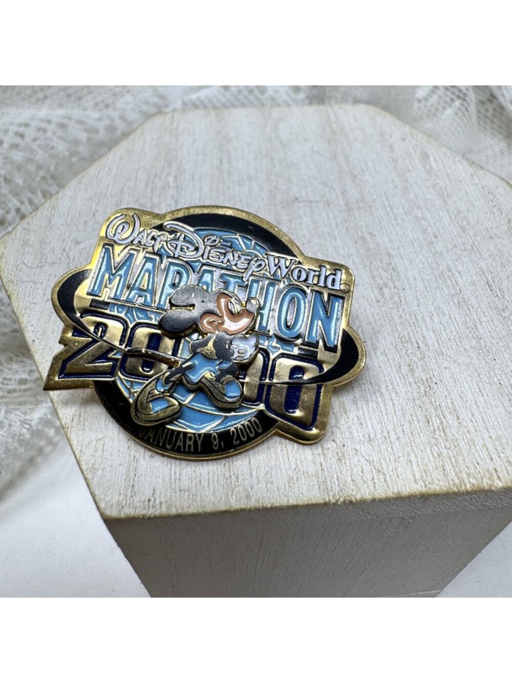 Walt Disney World 2000 Marathon Pin Mickey Mouse Foot Locker January 9 Mickey